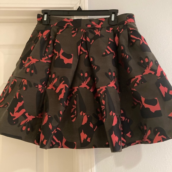 Dresses & Skirts - Banana Republic army green jigsaw skirt. NWT sz10
